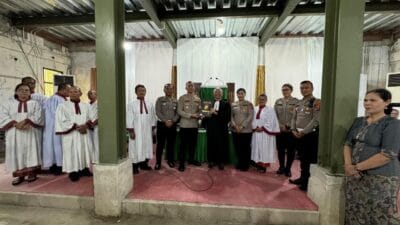 Polda Banten mengunjungi Gereja HKBP Resort Kutabumi dalam Minggu Kasih untuk sosialisasi program unggulan dan menyerahkan bantuan Alkitab, sekaligus mengingatkan pentingnya keamanan menjelang pemilu 2024