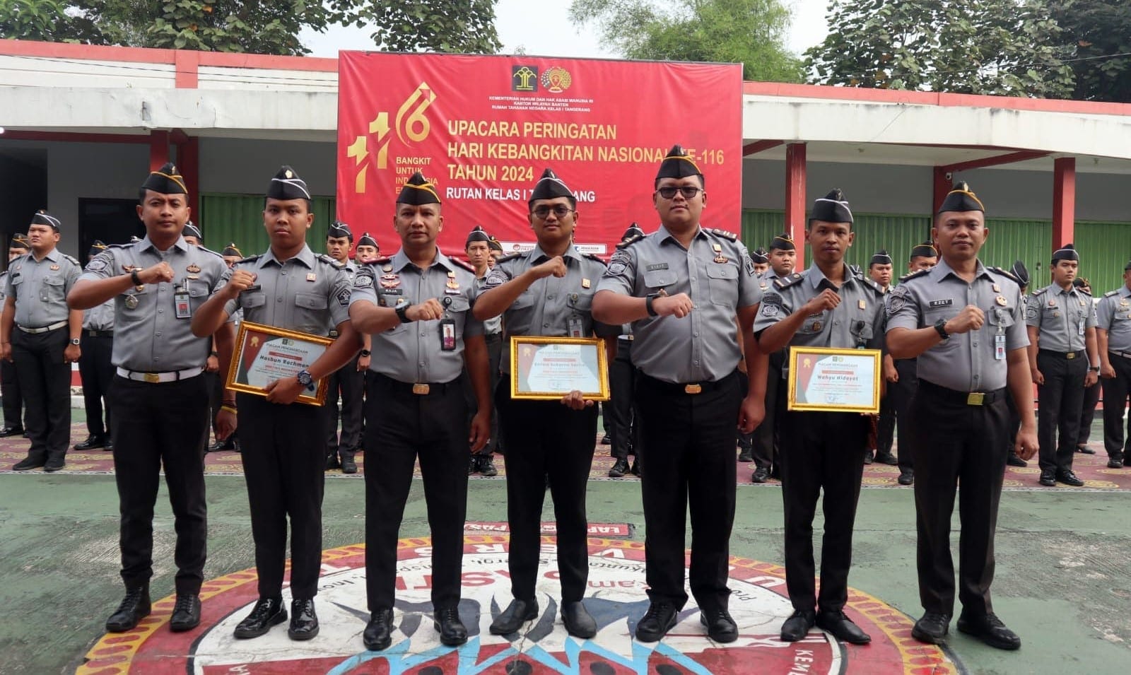 Kepala Rutan Kelas I Tangerang memberikan penghargaan kepada tiga pegawai atas prestasi di Kejurnas Kempo “Menkumham Cup II” 2024