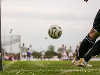 Pertandingan seru antara Persib Bandung dan Persija Jakarta akan berlangsung dalam lanjutan Liga 1 2024-2025. Laga yang dinanti-nanti ini akan digelar di Stadion Si Jalak Harupat, Soreang, Kabupaten Bandung, pada Seninsore, 23 September 2024.