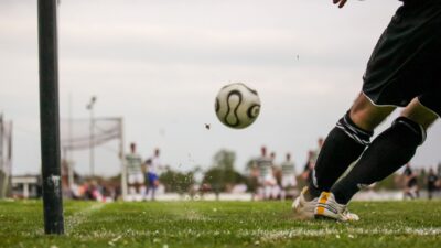 Pertandingan seru antara Persib Bandung dan Persija Jakarta akan berlangsung dalam lanjutan Liga 1 2024-2025. Laga yang dinanti-nanti ini akan digelar di Stadion Si Jalak Harupat, Soreang, Kabupaten Bandung, pada Seninsore, 23 September 2024.