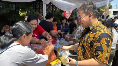 Abraham Garuda Laksono, Anggota DPRD Provinsi Banten, menunjukkan kepedulian sosialnya dengan hadir di perayaan Hari Pangan Sedunia di Paroki Ciputat Timur. Dalam acara ini, ia berpartisipasi dalam pembagian sembako, layanan pengobatan gratis, dan bazar UMKM, mengajak masyarakat untuk bersama-sama mendukung pertumbuhan ekonomi lokal dan mempererat hubungan sosial. Suasana hangat dan gotong royong menyemarakkan acara, menciptakan momen berharga bagi komunitas