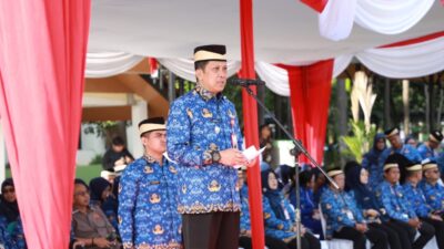 Penjabat Bupati Tangerang, Andi Ony, dalam peringatan Hari Kesadaran Nasional (HKN), menekankan pentingnya integritas dan profesionalisme ASN dalam melayani masyarakat. Acara tersebut juga diwarnai penyerahan bonus kepada atlet berprestasi dari PON Sumut-Aceh 2024 serta SK Kenaikan Pangkat dan pensiun bagi ASN. Baca selengkapnya untuk mengetahui lebih banyak tentang komitmen pemerintah Kabupaten Tangerang!