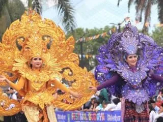 Pemerintah Kota Tangerang melalui Dinas Kebudayaan dan Pariwisata akan menggelar Festival Budaya 2024 pada 1-3 November di Taman Elektrik. Acara ini menawarkan beragam kegiatan budaya, termasuk lomba tari, kasidah, pencak silat, dan konser musik, yang dapat dinikmati secara gratis oleh semua masyarakat. Festival ini bertujuan untuk melestarikan budaya lokal dan meningkatkan daya tarik wisata serta perekonomian Kota Tangerang. Untuk informasi lebih lanjut, kunjungi media sosial resmi Disbudpar Kota Tangerang.