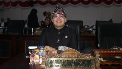 Merayakan HUT Banten ke-24, Abraham Garuda Laksono, anggota DPRD Banten, mengajak Generasi Z untuk aktif berpartisipasi dalam politik. Dengan komitmen terhadap pendidikan, lingkungan, dan keadilan sosial, ia menegaskan pentingnya suara pemuda dalam pengambilan keputusan. Bersama-sama, mari kita ciptakan perubahan yang lebih baik untuk Banten