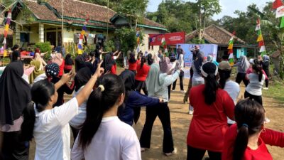 Senam sehat bersama Bison di Pandeglang untuk mensosialisasikan pasangan calon gubernur dan wakil gubernur Banten, Andra Soni dan Dimyati Natakusuma, Minggu, 13 Oktober 2024. (Foto: Iman untuk BantenDaily)