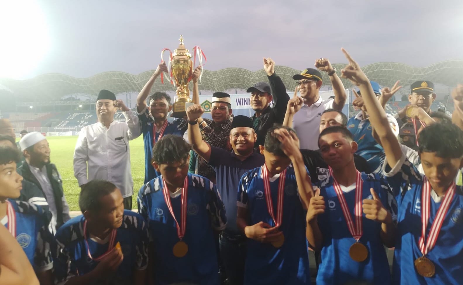 Pondok Pesantren (Ponpes) Ummul Rodhiyah sukses meraih gelar juara Liga Santri Wali Kota Tangerang Cup 2024 setelah mengalahkan Ponpes Miftahul Hilmi dalam adu penalti dengan skor 5-4.
