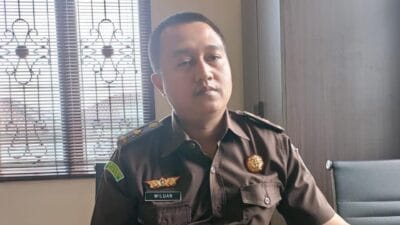 Kejaksaan Negeri Pandeglang meningkatkan pengawasan terhadap penggunaan dana hibah yang dialokasikan untuk KPU dan Bawaslu menjelang Pilkada 2024. Dengan total anggaran mencapai Rp64 miliar, Kejari mengantisipasi potensi mark-up, suap, dan gratifikasi. Selain itu, laporan pertanggungjawaban penggunaan dana hibah akan diminta setelah pemilu berlangsung. Baca selengkapnya untuk mengetahui langkah-langkah yang diambil dalam pengawasan dana tersebut