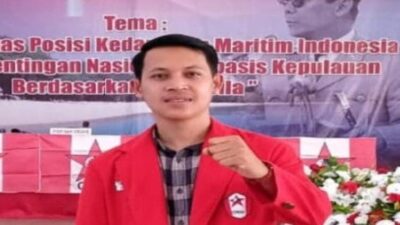 Ketua GMNI Banten, Indra A Patiwara, mendesak aparat kepolisian untuk menangkap dalang di balik kerusuhan demonstrasi yang mengakibatkan meninggalnya anggota Satpol PP, Yadi Suryadi. Dalam konferensi pers, ia menekankan pentingnya keadilan dan pengusutan tuntas kasus ini untuk mencegah ketidakadilan semakin merajalela di Banten. Simak pernyataan dan langkah-langkah yang akan diambil GMNI Banten dalam artikel ini!