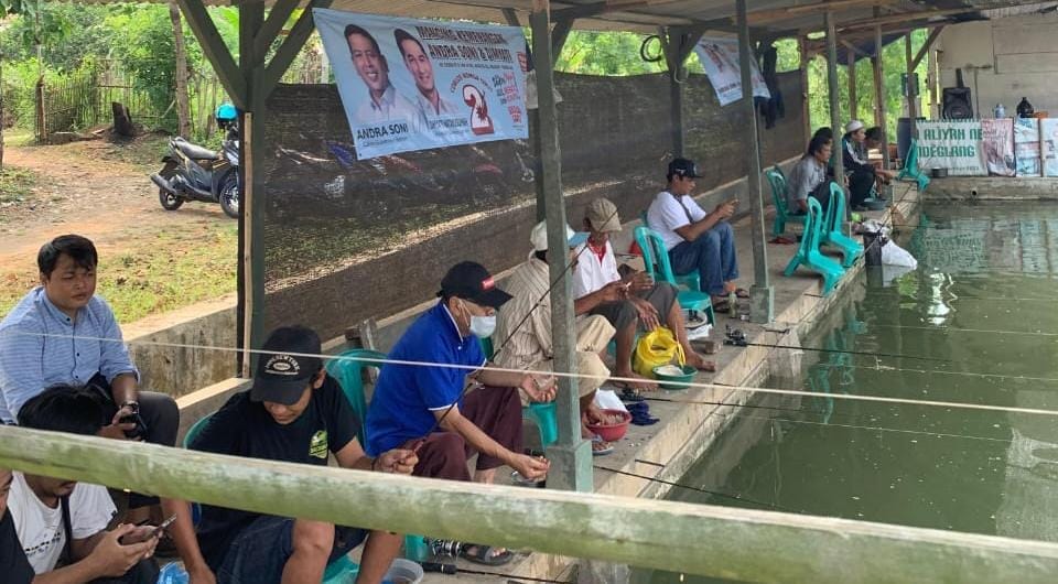 Bison menggelar lomba mancing di Pandeglang untuk mendukung pasangan calon gubernur Andra-Dimyati. Acara yang berlangsung pada 11-12 Oktober 2024 ini sukses menarik ratusan peserta dan menciptakan suasana silaturahmi yang hangat. Dengan tema "Mancing Kemenangan Andra-Dimyati," kegiatan ini tidak hanya menawarkan hadiah menarik, tetapi juga menjadi sarana untuk memperkenalkan pasangan calon kepada masyarakat. Dapatkan informasi lengkapnya di sini
