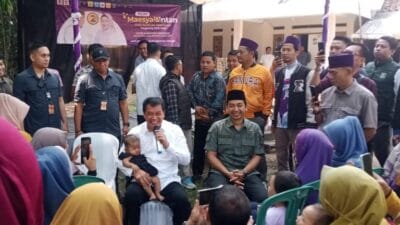 Ratusan warga dan tokoh ulama di Kampung Cibogo Dukuh kepada Maesyal Rasyid dan Intan Nurul Hikmah (MADANI) dalam Pilkada Kabupaten Tangerang 2024