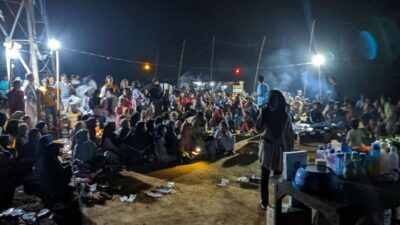 Bison Indonesia mengadakan nonton bareng (Nobar) pertandingan timnas Indonesia vs Bahrain di Pandeglang, yang disambut antusias oleh warga.