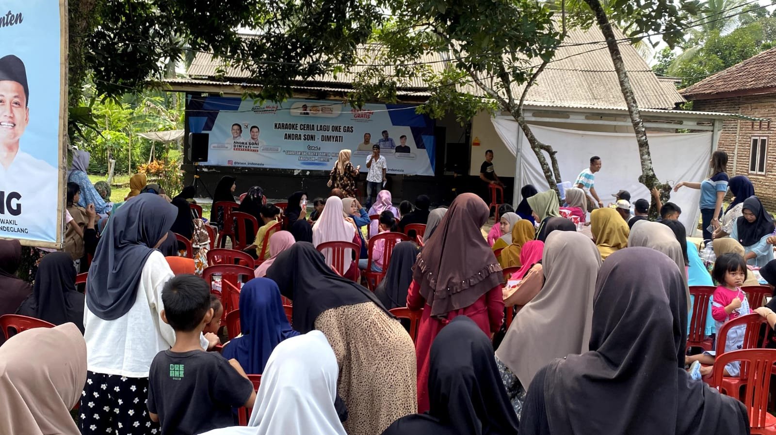 Barisan Intelektual Strategis Objektif Nasional (BISON) Indonesia, Koordinator Wilayah Kabupaten Pandeglang menggelar lomba karaoke dengan lagu "Oke Gas" di Kampung Sigargadung Pasir Koer, Desa Kubangkondang, Kecamatan Cisata, Kabupaten Pandeglang, pada Sabtu, 12 Oktober 2024. (Foto: Iman untuk BantenDaily)