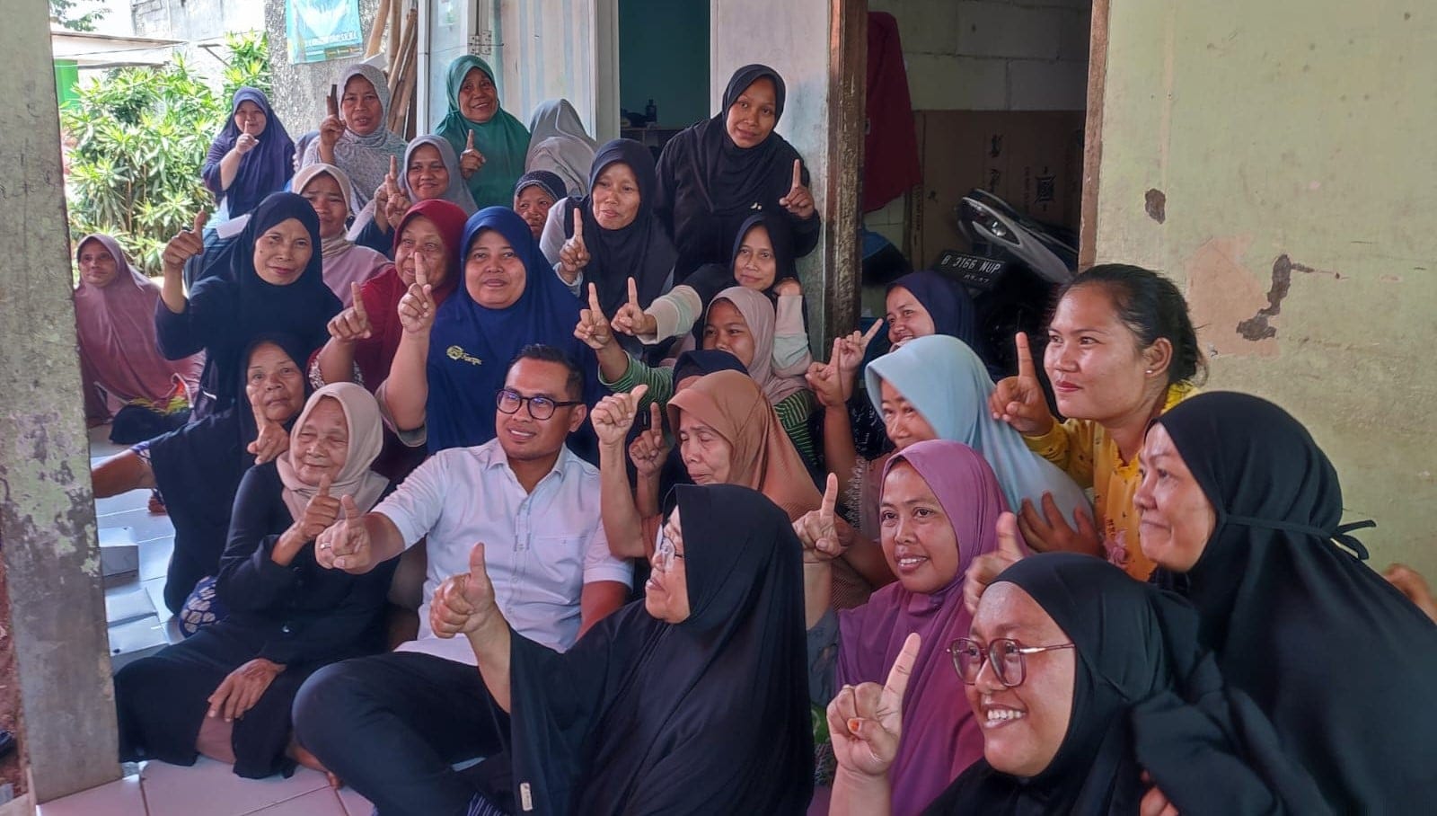 Calon Wakil Wali Kota Tangsel, Pilar Saga Ichasan, berjanji untuk membangun Penerangan Jalan Umum (PJU) dan memperbaiki drainase di Ciputat. Dalam kampanyenya, ia juga mengedepankan program pendidikan, kesehatan, dan penanganan pengangguran yang relevan dengan kebutuhan masyarakat. Simak penjelasan lengkapnya!