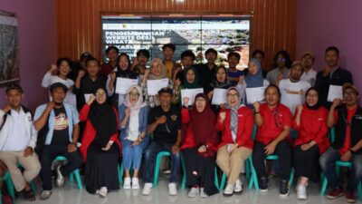 Telkom University melaksanakan program pengabdian masyarakat di Desa Mekarmaju, Ciwidey, untuk meningkatkan literasi digital dan mempromosikan kekayaan budaya lokal melalui pengembangan konten website. Dosen dan mahasiswa memberikan pelatihan pemasaran serta mendokumentasikan tradisi pandai besi, menciptakan jendela bagi desa untuk memperkenalkan potensi industri kreatif kepada dunia