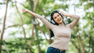 Temukan cara untuk mengatasi bad mood dengan 6 tips ampuh dalam artikel ini! Dari mengidentifikasi penyebab hingga menjalin hubungan sosial yang positif, pelajari bagaimana aktivitas fisik, pola makan sehat, dan hobi baru dapat membantu Anda kembali ceria. Jangan biarkan suasana hati yang buruk menghalangi kebahagiaan Anda