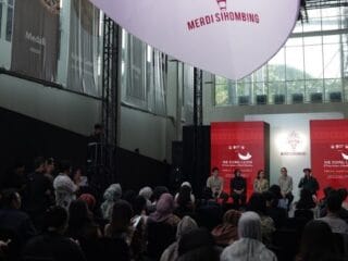 Make Over, merek kecantikan terkemuka Indonesia, berpartisipasi dalam pameran The Flying Cloth untuk merayakan 25 tahun karya desainer Merdi Sihombing. Acara ini berlangsung dari 11-24 November 2024 di Museum Nasional Indonesia dan diinisiasi oleh Kementerian Kebudayaan. Merdi Sihombing, yang mengusung nilai budaya dan keberlanjutan, telah menciptakan koleksi yang diakui secara global. Make Over mendukung penuh pameran ini dengan menyediakan makeup untuk model dan pendukung acara, sambil merayakan kecantikan yang inklusif dan keberagaman budaya. Bergabunglah dalam lokakarya dan seminar yang mengedukasi tentang keberlanjutan dalam fashion!