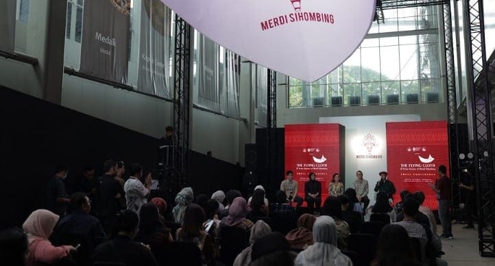 Make Over, merek kecantikan terkemuka Indonesia, berpartisipasi dalam pameran The Flying Cloth untuk merayakan 25 tahun karya desainer Merdi Sihombing. Acara ini berlangsung dari 11-24 November 2024 di Museum Nasional Indonesia dan diinisiasi oleh Kementerian Kebudayaan. Merdi Sihombing, yang mengusung nilai budaya dan keberlanjutan, telah menciptakan koleksi yang diakui secara global. Make Over mendukung penuh pameran ini dengan menyediakan makeup untuk model dan pendukung acara, sambil merayakan kecantikan yang inklusif dan keberagaman budaya. Bergabunglah dalam lokakarya dan seminar yang mengedukasi tentang keberlanjutan dalam fashion!