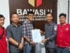 Relawan Pergerakan Sahabat Iing (PSI) melaporkan Calon Bupati Pandeglang, Fitron Nur Ikhsan, bersama empat Sekretaris Desa dan satu Pendamping Desa ke Bawaslu. Laporan ini terkait dugaan pelanggaran kampanye, dengan bukti foto yang menunjukkan mereka mengacungkan jari simbol pasangan calon. Bawaslu Pandeglang akan menindaklanjuti laporan ini sesuai aturan yang berlaku.