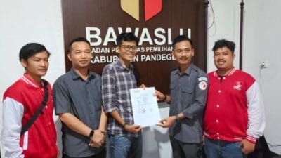 Relawan Pergerakan Sahabat Iing (PSI) melaporkan Calon Bupati Pandeglang, Fitron Nur Ikhsan, bersama empat Sekretaris Desa dan satu Pendamping Desa ke Bawaslu. Laporan ini terkait dugaan pelanggaran kampanye, dengan bukti foto yang menunjukkan mereka mengacungkan jari simbol pasangan calon. Bawaslu Pandeglang akan menindaklanjuti laporan ini sesuai aturan yang berlaku.