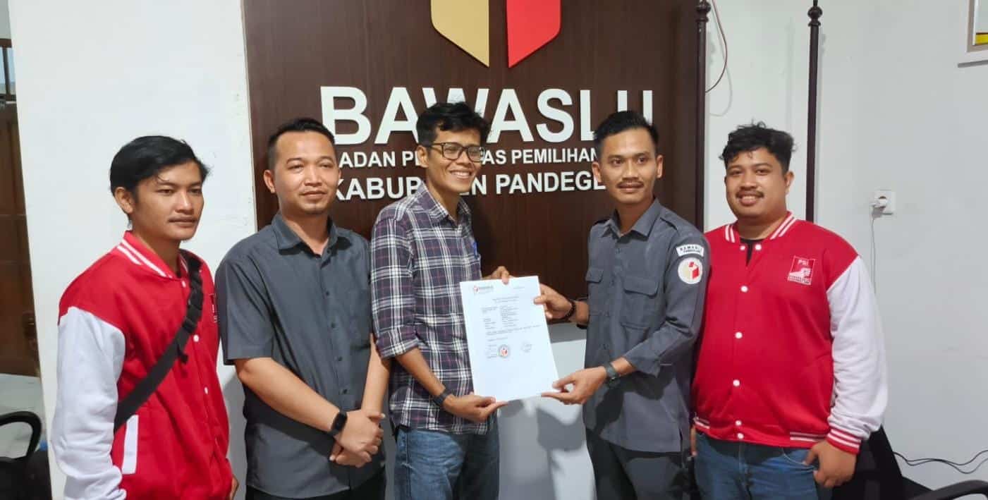 Relawan Pergerakan Sahabat Iing (PSI) melaporkan Calon Bupati Pandeglang, Fitron Nur Ikhsan, bersama empat Sekretaris Desa dan satu Pendamping Desa ke Bawaslu. Laporan ini terkait dugaan pelanggaran kampanye, dengan bukti foto yang menunjukkan mereka mengacungkan jari simbol pasangan calon. Bawaslu Pandeglang akan menindaklanjuti laporan ini sesuai aturan yang berlaku.