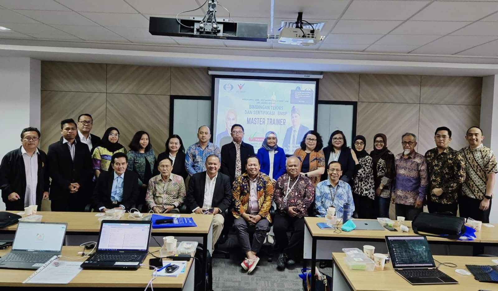 Dewan Pengurus Cabang Ikatan Asesor Profesional (IASPRO) Tangerang mengadakan Bimbingan Teknis (Bimtek) bagi calon Master Trainer SKKNI di Universitas Multimedia Nusantara pada 20-21 November 2024. Dipandu oleh Dr. Indiwan Seto Wahyu Wibowo, kegiatan ini bertujuan untuk meningkatkan kompetensi instruktur melalui pemahaman 14 unit kompetensi SKKNI Trainer level 6. Didukung oleh DPC IASPRO Tangerang dan Bekasi, Bimtek ini memberi peluang bagi 22 peserta dari berbagai latar belakang untuk memperdalam pengetahuan dan keterampilan dalam pengembangan pelatihan yang berkualitas.
