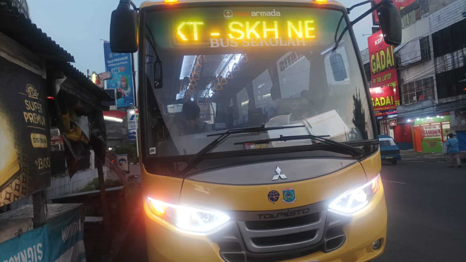 Dinas Perhubungan Tangerang Selatan (Dishub Tangsel) menambah lima rute bus sekolah gratis untuk meningkatkan akses pendidikan bagi pelajar. Dengan teknologi pelacakan real-time dan CCTV di setiap bus, keamanan siswa terjamin. Inisiatif ini bertujuan memudahkan transportasi pelajar dan mengurangi kemacetan lalu lintas. Temukan rute baru yang mencakup wilayah strategis di Tangerang Selatan