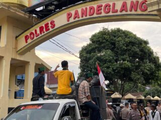 Aktivis HMI Cabang Pandeglang mendesak penegakan hukum terhadap pemilik Batching Plant dan galian C ilegal di Kampung Lebak Sereh. Mereka menuntut aparat kepolisian dan Satpol PP untuk segera menutup operasi perusahaan PT Patia Putra Mandiri yang diduga tidak memiliki izin. Aksi unjuk rasa ini bertujuan untuk melindungi Sumber Daya Alam dan kenyamanan masyarakat lokal.