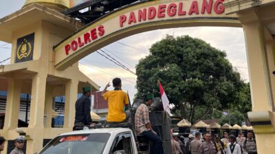 Aktivis HMI Cabang Pandeglang mendesak penegakan hukum terhadap pemilik Batching Plant dan galian C ilegal di Kampung Lebak Sereh. Mereka menuntut aparat kepolisian dan Satpol PP untuk segera menutup operasi perusahaan PT Patia Putra Mandiri yang diduga tidak memiliki izin. Aksi unjuk rasa ini bertujuan untuk melindungi Sumber Daya Alam dan kenyamanan masyarakat lokal.