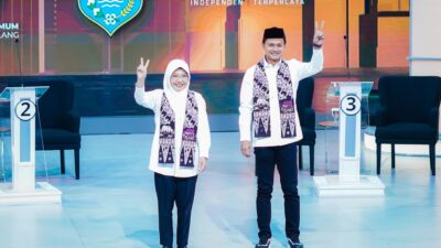 Dalam debat kedua Pilkada Kabupaten Pandeglang, pasangan calon Dewi Setiani dan Iing Andri Supriadi menilai Fitron Nur Ikhsan hanya memberikan argumen kosong tentang perbaikan jalan. Iing menekankan pentingnya strategi dan penganggaran yang terukur untuk menyelesaikan masalah infrastruktur, dengan estimasi biaya sekitar Rp 2 triliun. Dia berkomitmen untuk memenuhi harapan masyarakat dalam pembangunan infrastruktur jika terpilih.