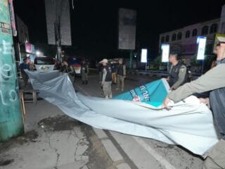 KPU Banten melaksanakan pembersihan Alat Peraga Kampanye (APK) untuk pasangan Calon Gubernur dan Wakil Gubernur menjelang pemungutan suara. Ketua KPU, Mohamad Ihsan, menekankan pentingnya kolaborasi semua pihak dalam menjaga kebersihan lingkungan dan mematuhi regulasi yang berlaku.