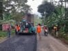 Dinas Pekerjaan Umum dan Penataan Ruang (DPUPR) Banten memastikan jalan-jalan provinsi di Pandeglang layak dilalui menjelang Tahun Baru 2025. Melalui UPTD Jalan dan Jembatan, mereka melakukan perbaikan infrastruktur, termasuk pengaspalan hotmix di jalan Ujung Tebu - Mandalawangi. Kasi UPT, Samsul Hidayat, menegaskan komitmen untuk meningkatkan kenyamanan dan keamanan bagi masyarakat dan wisatawan, serta mendukung laju perekonomian lokal
