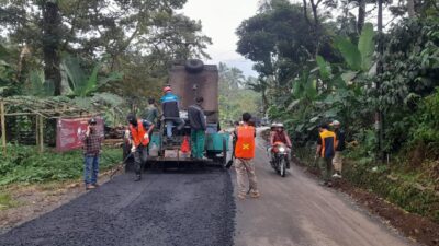 Dinas Pekerjaan Umum dan Penataan Ruang (DPUPR) Banten memastikan jalan-jalan provinsi di Pandeglang layak dilalui menjelang Tahun Baru 2025. Melalui UPTD Jalan dan Jembatan, mereka melakukan perbaikan infrastruktur, termasuk pengaspalan hotmix di jalan Ujung Tebu - Mandalawangi. Kasi UPT, Samsul Hidayat, menegaskan komitmen untuk meningkatkan kenyamanan dan keamanan bagi masyarakat dan wisatawan, serta mendukung laju perekonomian lokal