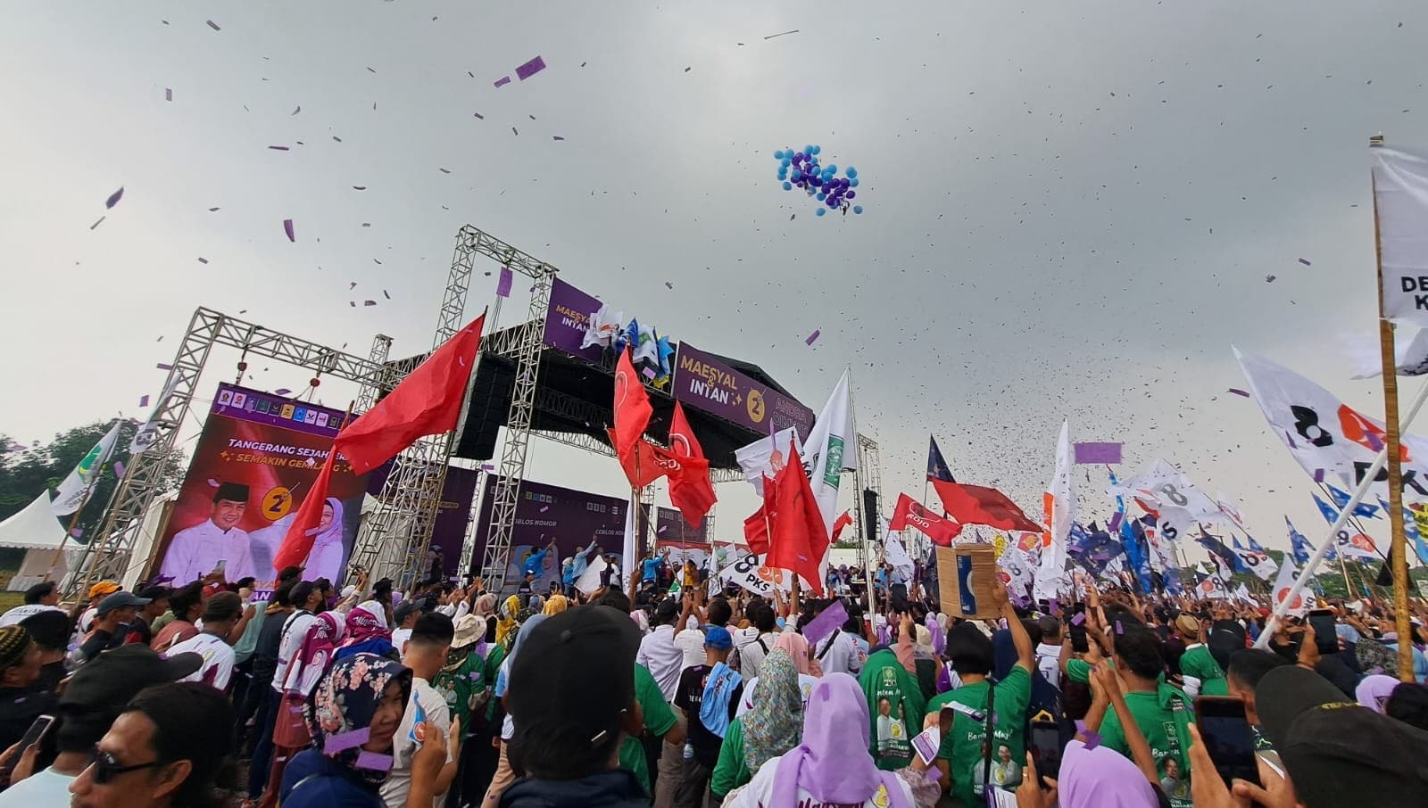 Kampanye akbar pasangan calon Bupati dan Wakil Bupati Tangerang, Maesyal Rasyid dan Intan Nurul Hikmah, berlangsung meriah di Citra Raya dengan dihadiri sekitar 35 ribu pendukung. Dalam acara ini, mereka memaparkan beragam program prioritas untuk meningkatkan kesejahteraan masyarakat, termasuk pendidikan gratis, beasiswa, penguatan ekonomi UMKM, dan pembangunan rumah aman bagi korban KDRT. Dukungan juga diberikan kepada Calon Gubernur Banten, Andra Soni.