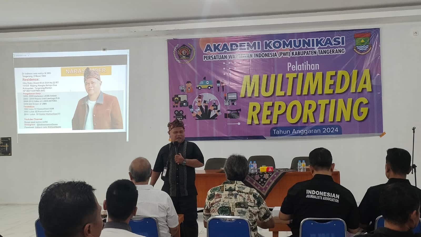 Pelatihan Multimedia Reporting oleh PWI Kabupaten Tangerang pada 13 November 2024 bertujuan meningkatkan keterampilan wartawan dalam menghadapi era digital dan kecerdasan buatan (AI). Acara ini mencakup materi penting seperti penggunaan AI, pembuatan konten kreatif, optimasi SEO, dan multimedia reporting. Baca selengkapnya untuk mengetahui bagaimana pelatihan ini membantu wartawan beradaptasi dan menghasilkan karya jurnalistik yang berkualitas