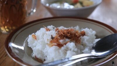 Temukan 4 rekomendasi tempat sarapan terbaik di Kota Tangerang yang wajib dicoba! Dari Soto Benteng Bang Udin hingga Bubur Citra Rata, nikmati beragam kuliner lezat di pagi hari. Pastikan untuk datang sesuai jam operasional dan bagikan pengalaman Anda!