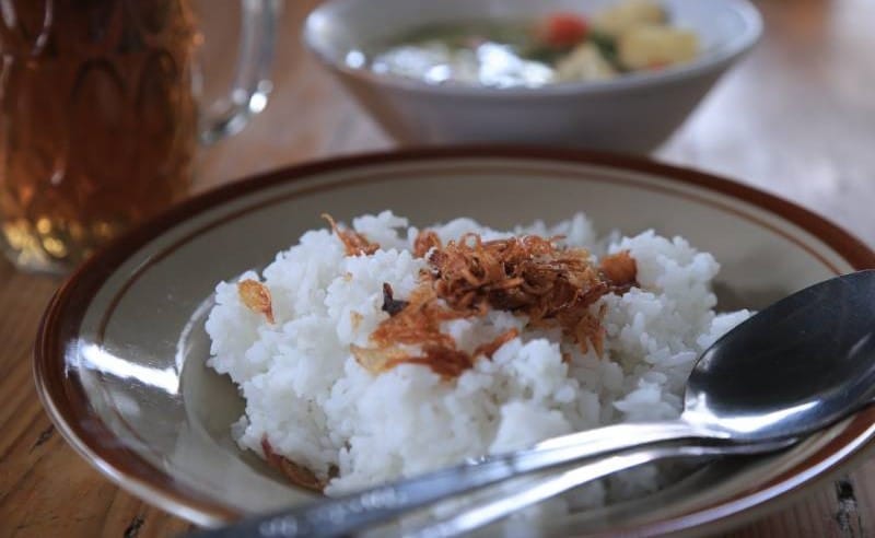 Temukan 4 rekomendasi tempat sarapan terbaik di Kota Tangerang yang wajib dicoba! Dari Soto Benteng Bang Udin hingga Bubur Citra Rata, nikmati beragam kuliner lezat di pagi hari. Pastikan untuk datang sesuai jam operasional dan bagikan pengalaman Anda!