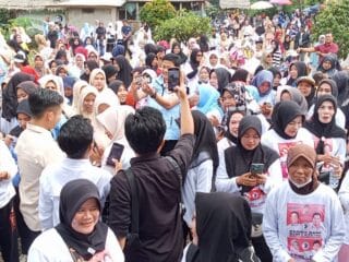 Warga Kecamatan Cikedal, Kabupaten Pandeglang menunjukkan semangat yang tinggi dalam mengikuti senam sehat yang diinisiasi oleh Tim Relawan Cikedal untuk mendukung pasangan calon (Paslon) Gubernur Banten, Andra Soni - Dimyati Natakusuma, serta Paslon Bupati Pandeglang, Rd Dewi Setiani - Iing Andri Supriadi. Kegiatan berlangsung di halaman Kolam Renang dan Rumah Makan Saung Bu Nde pada hari Minggu, 17 November 2024.