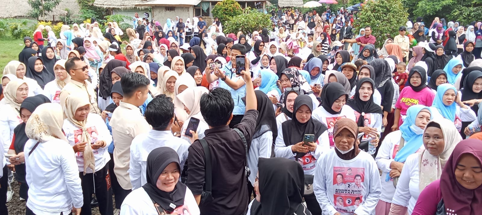 Warga Kecamatan Cikedal, Kabupaten Pandeglang menunjukkan semangat yang tinggi dalam mengikuti senam sehat yang diinisiasi oleh Tim Relawan Cikedal untuk mendukung pasangan calon (Paslon) Gubernur Banten, Andra Soni - Dimyati Natakusuma, serta Paslon Bupati Pandeglang, Rd Dewi Setiani - Iing Andri Supriadi. Kegiatan berlangsung di halaman Kolam Renang dan Rumah Makan Saung Bu Nde pada hari Minggu, 17 November 2024.