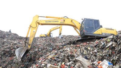 Pemkot Tangerang melakukan penataan ulang TPA Rawa Kucing dengan memanfaatkan Refused Derived Fuel (RDF) dan pengelolaan landfill yang ramah lingkungan. Inovasi ini bertujuan untuk meningkatkan pengelolaan sampah, mengurangi volume sampah, dan mendukung lingkungan yang lebih bersih dan berkelanjutan