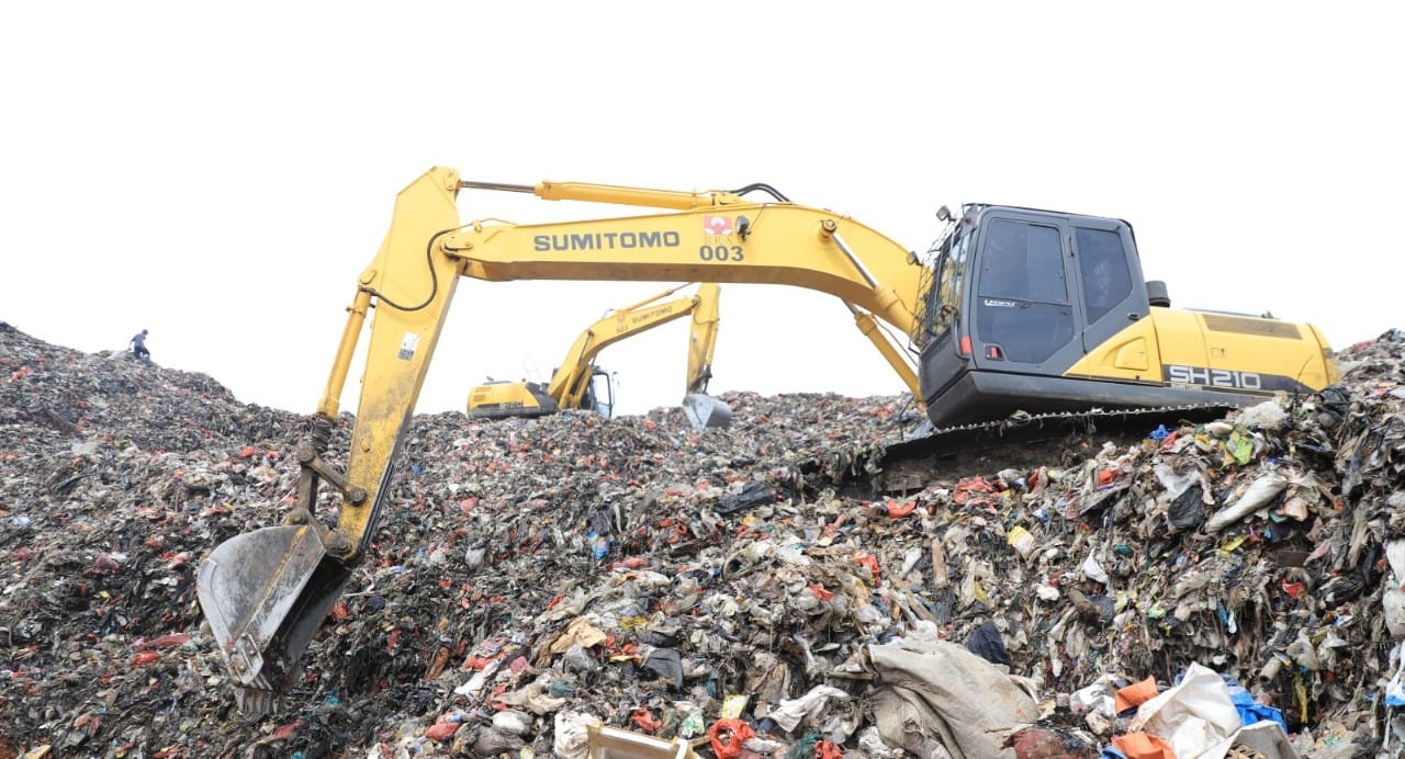 Pemkot Tangerang melakukan penataan ulang TPA Rawa Kucing dengan memanfaatkan Refused Derived Fuel (RDF) dan pengelolaan landfill yang ramah lingkungan. Inovasi ini bertujuan untuk meningkatkan pengelolaan sampah, mengurangi volume sampah, dan mendukung lingkungan yang lebih bersih dan berkelanjutan
