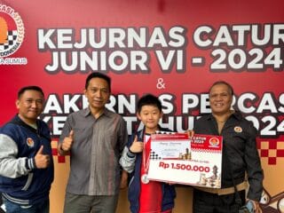 Edson Maxy Wiryanto, atlet catur muda dari Kabupaten Tangerang, meraih medali perak di Kejuaraan Nasional Catur Junior 2024 dengan 7,5 poin. Dalam 9 babak pertandingan, Edson menunjukkan kemampuan luar biasa dengan 6 kemenangan dan 3 remis. Pelatih dan ketua Percasi mengapresiasi prestasinya yang menginspirasi atlet junior lainnya untuk berprestasi di tingkat nasional
