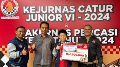 Edson Maxy Wiryanto, atlet catur muda dari Kabupaten Tangerang, meraih medali perak di Kejuaraan Nasional Catur Junior 2024 dengan 7,5 poin. Dalam 9 babak pertandingan, Edson menunjukkan kemampuan luar biasa dengan 6 kemenangan dan 3 remis. Pelatih dan ketua Percasi mengapresiasi prestasinya yang menginspirasi atlet junior lainnya untuk berprestasi di tingkat nasional