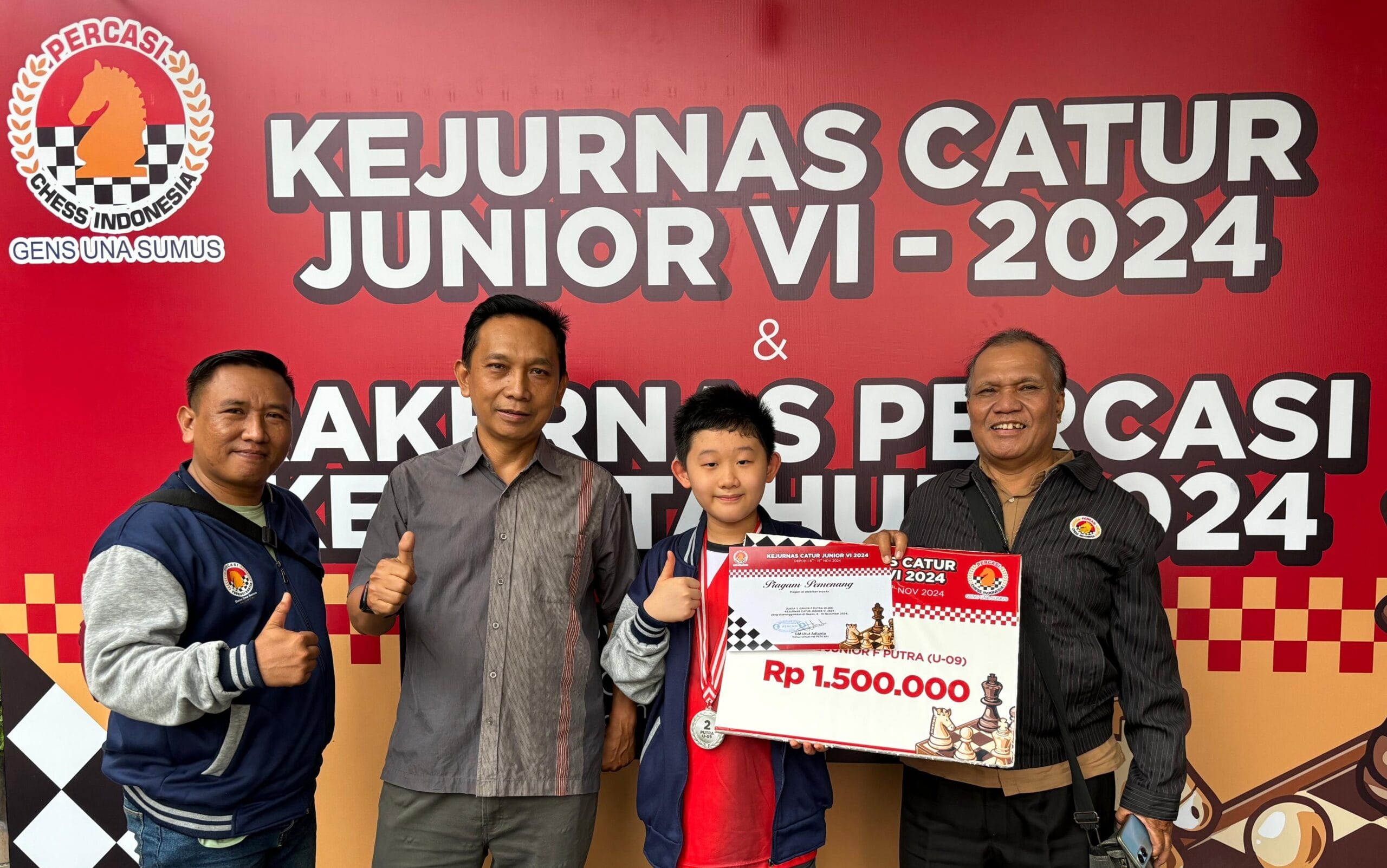 Edson Maxy Wiryanto, atlet catur muda dari Kabupaten Tangerang, meraih medali perak di Kejuaraan Nasional Catur Junior 2024 dengan 7,5 poin. Dalam 9 babak pertandingan, Edson menunjukkan kemampuan luar biasa dengan 6 kemenangan dan 3 remis. Pelatih dan ketua Percasi mengapresiasi prestasinya yang menginspirasi atlet junior lainnya untuk berprestasi di tingkat nasional