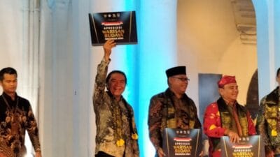 Kementerian Kebudayaan Republik Indonesia telah menetapkan lima Warisan Budaya Takbenda dari Banten yang mencakup Kacapi Buhun, Golok Sajira, Jojorong, Gotong Toapekong 12 Tahunan, dan Carita Pantun Baduy. Dalam acara Apresiasi Warisan Budaya Indonesia Tahun 2024, Menteri Kebudayaan RI menyerahkan sertifikat penghargaan kepada Pj Gubernur Banten, Al Muktabar, yang menekankan pentingnya kerja sama dalam pelestarian budaya. Menteri Kebudayaan, Fadli Zon, menyatakan komitmen pemerintah untuk melindungi dan mengembangkan budaya sebagai identitas dan fondasi bangsa.