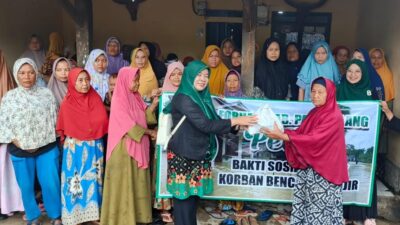 Forum Alumni HMI Wati (Forhati) Kabupaten Pandeglang salurkan 90 paket sembako untuk korban banjir di Kampung Bojong Kondang, Desa Sukadame, Kecamatan Pagelaran