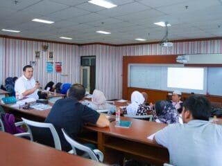 50 pelaku UMKM di Kabupaten Bandung ikuti pelatihan intensif dari Telkom University untuk meningkatkan permodalan, manajemen produksi, dan pengelolaan keuangan. Siap bersaing di era digital!