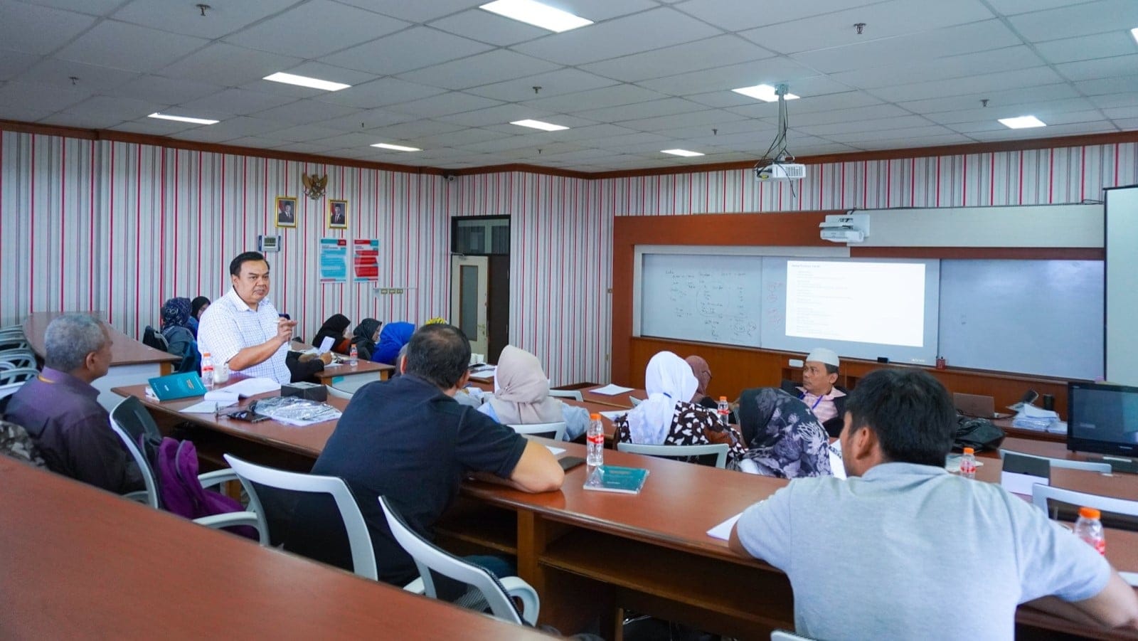 50 pelaku UMKM di Kabupaten Bandung ikuti pelatihan intensif dari Telkom University untuk meningkatkan permodalan, manajemen produksi, dan pengelolaan keuangan. Siap bersaing di era digital!