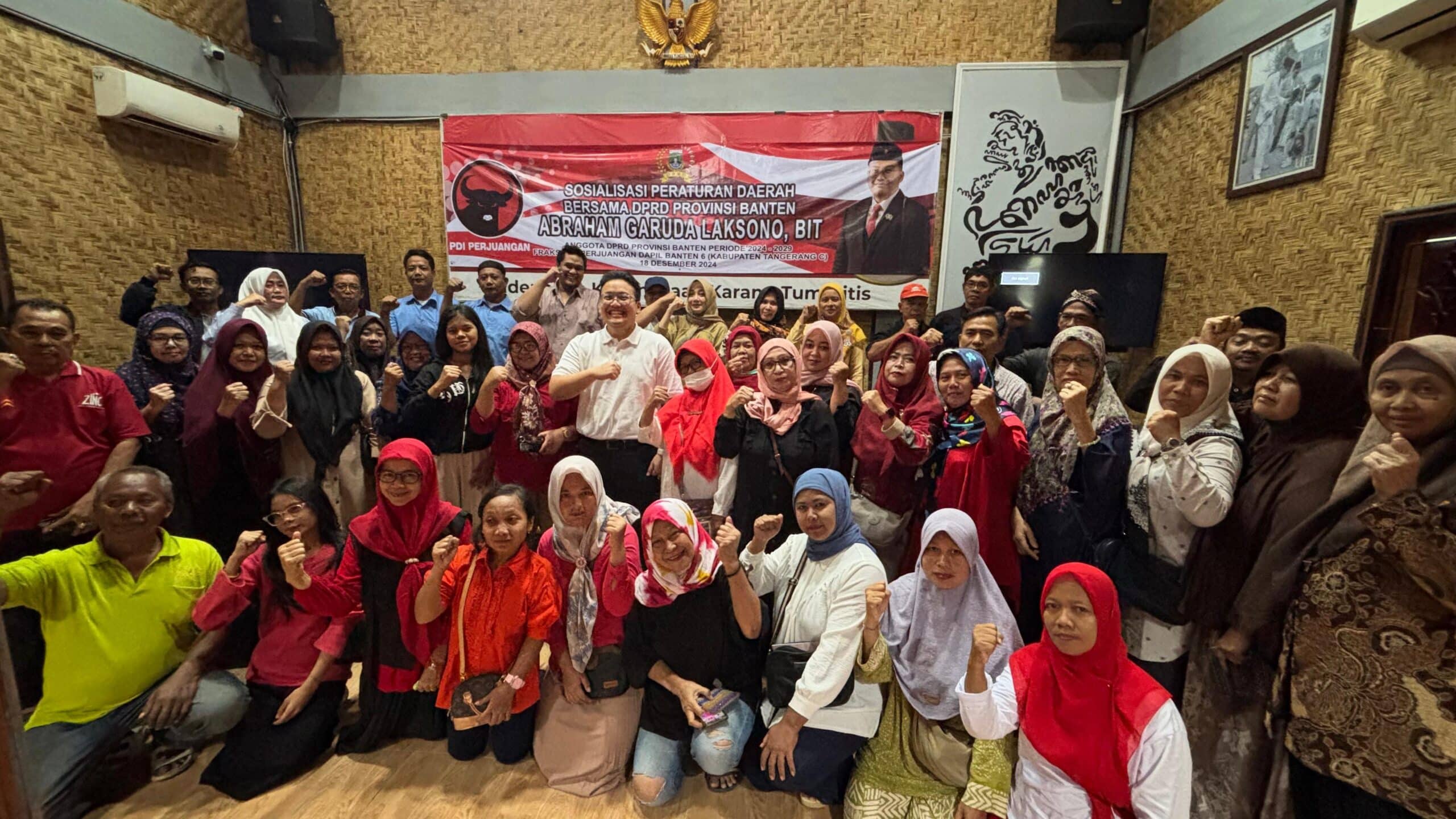 Sosialisasi Raperda Perlindungan Perempuan dan Anak di Tangerang melibatkan relawan kesehatan Banten. Partisipasi mereka sangat penting untuk meningkatkan efektivitas Raperda dalam melindungi perempuan dan anak.