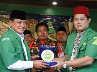 Maesyal Rasyid dan Soma Atmaja menerima penghargaan dalam Ansor Awards 2025 yang digelar oleh GP Ansor Kabupaten Tangerang. Acara ini merayakan dedikasi kader dan tokoh pemuda dalam menjaga nilai-nilai Ahlussunah wal Jama'ah serta berkontribusi dalam pembangunan masyarakat. Temukan momen bersejarah dan inspirasi dari para pemimpin di Kabupaten Tangerang