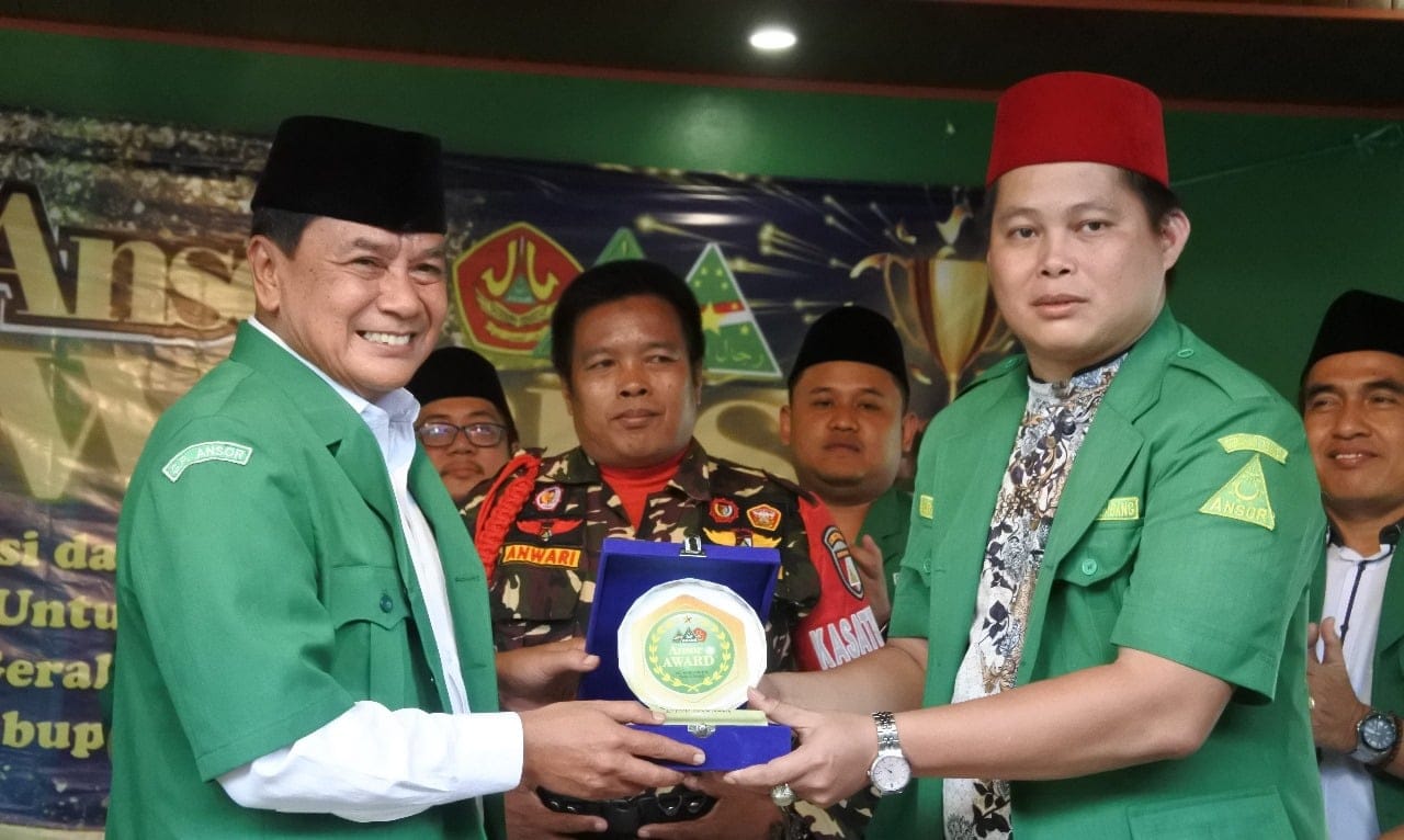 Maesyal Rasyid dan Soma Atmaja menerima penghargaan dalam Ansor Awards 2025 yang digelar oleh GP Ansor Kabupaten Tangerang. Acara ini merayakan dedikasi kader dan tokoh pemuda dalam menjaga nilai-nilai Ahlussunah wal Jama'ah serta berkontribusi dalam pembangunan masyarakat. Temukan momen bersejarah dan inspirasi dari para pemimpin di Kabupaten Tangerang
